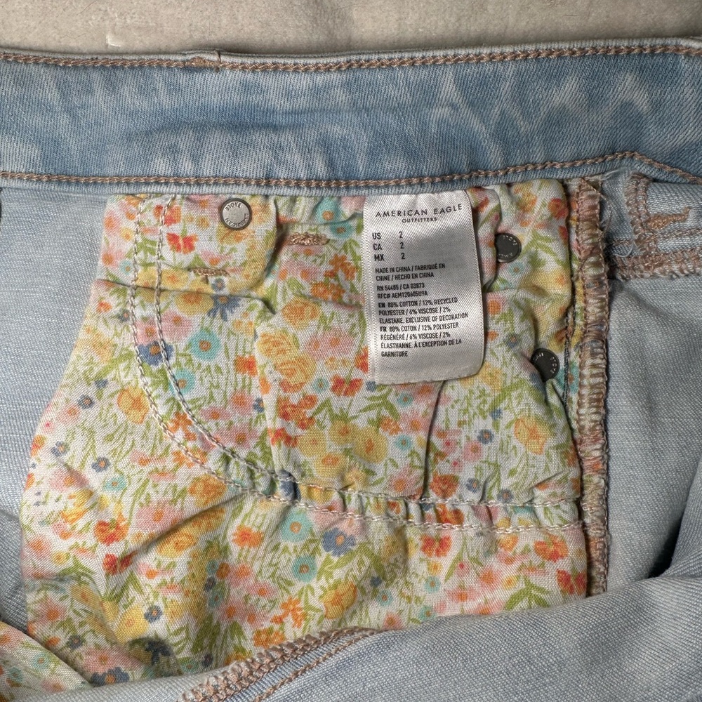 American Eagle Outfitters Womenβs Distressed Denim Shorts Size 2 - Picture 4 of 4